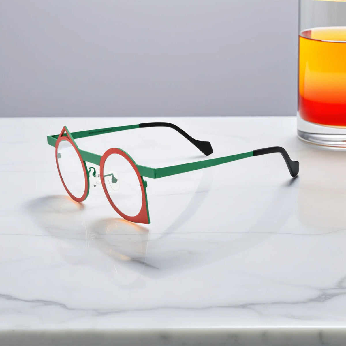 Side profile of VoyueLens Chili Emerald VL185801 eyeglasses showcasing the ultra-light pure titanium structure and artistic silhouette.