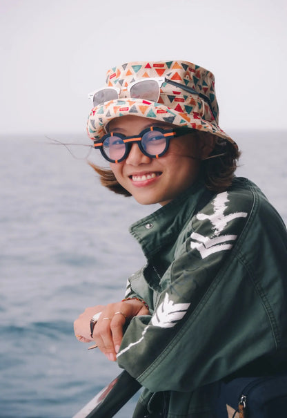 Model showcasing VoyueLens glasses in charcoal black with a modern matte texture.