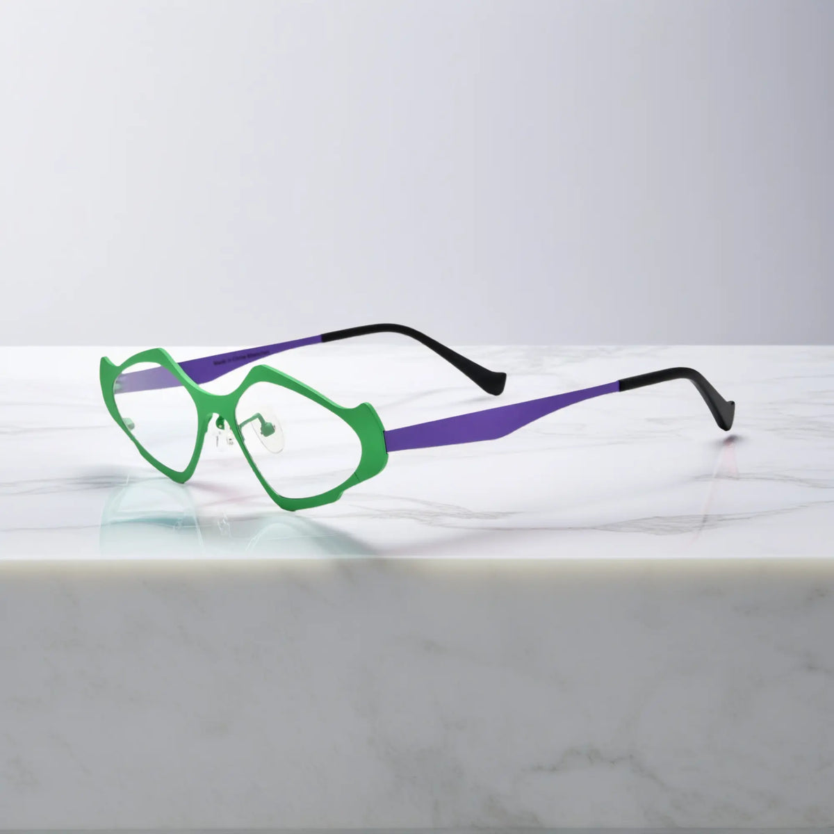 Side profile of VoyueLens VL185811 Violet Green titanium geometric eyeglasses