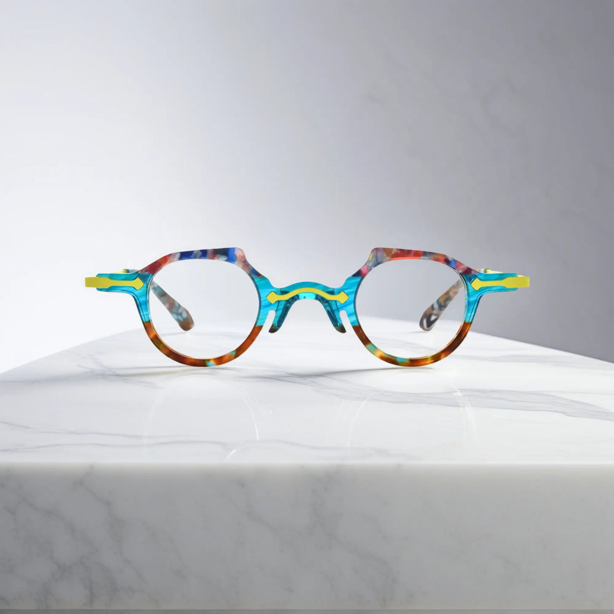Front-facing view of VoyueLens VL19341 glasses in a translucent amber crystal acetate frame, showcasing the round lens shape and glossy finish for a warm and modern look.