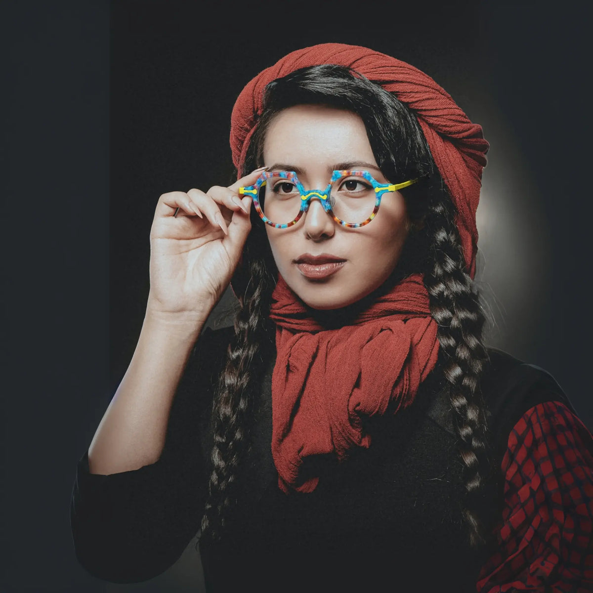 Vintage lifestyle image of a model wearing the VoyueLens VL19341 amber crystal round glasses, styled for a soft, modern, and creative fashion look.