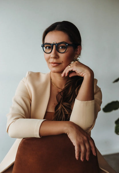 Model image of VoyueLens VL19383 in timeless Charcoal Black – minimal and elegant